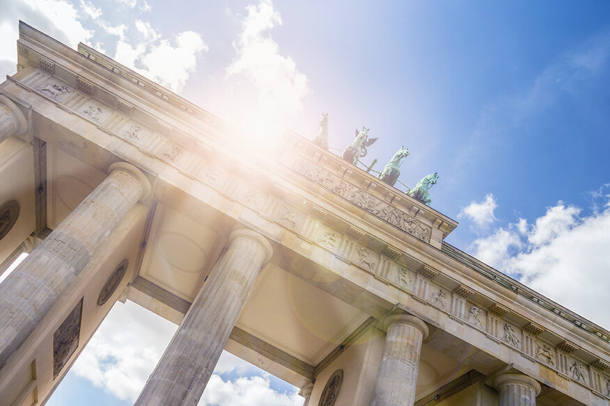 Das Brandenburger Tor von unten gegen die Sonne fotografiert. 