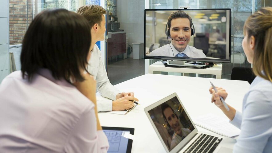 Eine Gruppe von Geschäftsleuten in einer Videokonferenz.