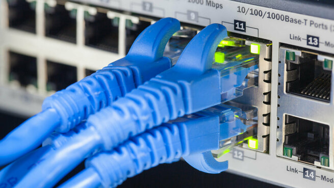 Blaue Netzwerkkabel in Netzwerk-Routing-Komponente