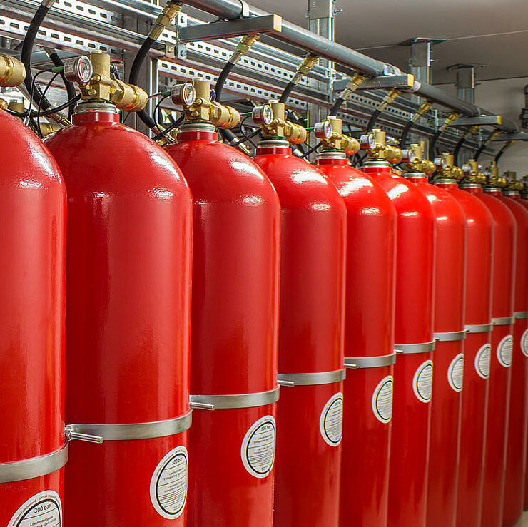 Löschmittelraum mit Löschgasflaschen der KAMP Brandschutzanlage. 