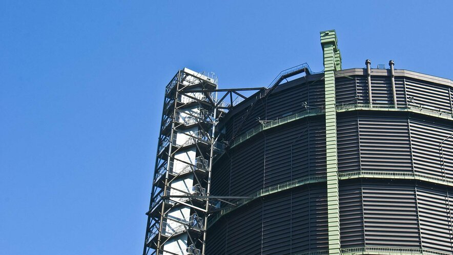 Bild vom Gasometer Oberhausen vor blauem Himmel weil KAMP in Oberhausen ansässig ist.