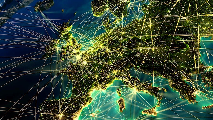 Verbildlichung der digitalen Kommunikation anhand der Darstellung eines Teiles der Erdkugel mit international verlaufenden Netzen. 